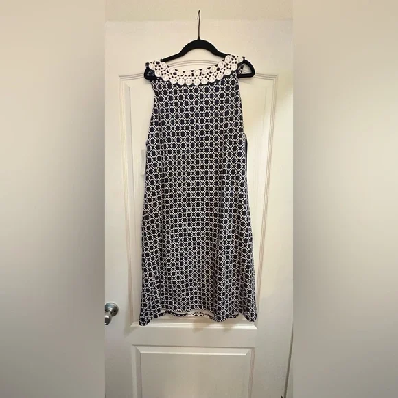 Elegant Blue and White Sleeveless Dress - Picture 4 of 4